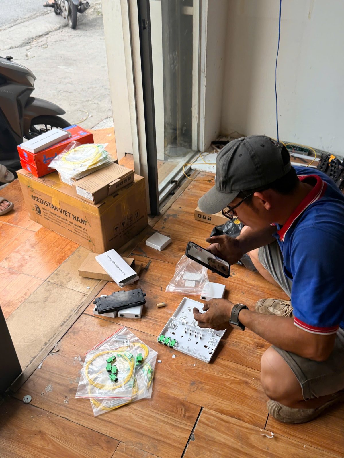 Đang soạn đồ vợ gọi