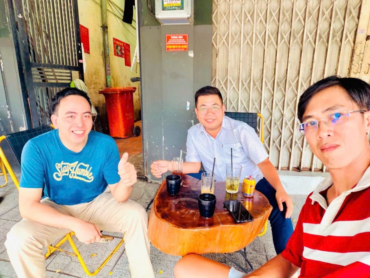 Ông ở giữa đi thi công