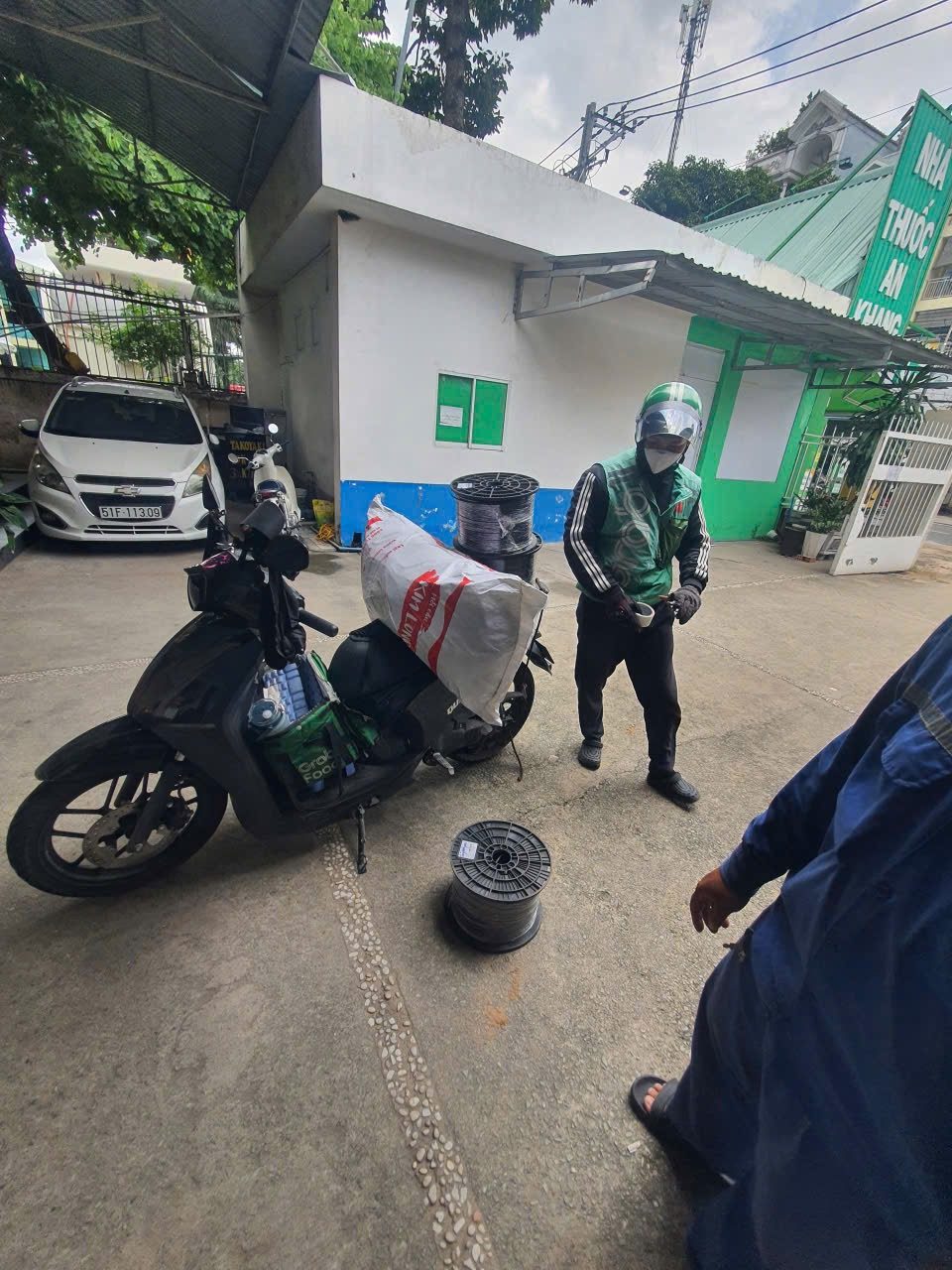 Anh Em nhận đồ tài trợ