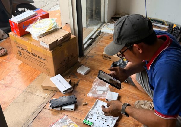 Đang soạn đồ vợ gọi