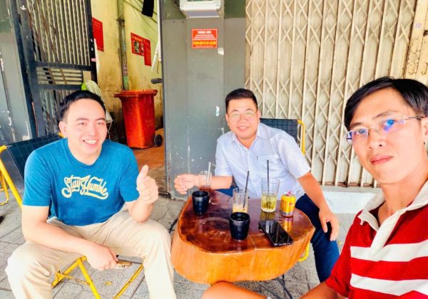 Ông ở giữa đi thi công