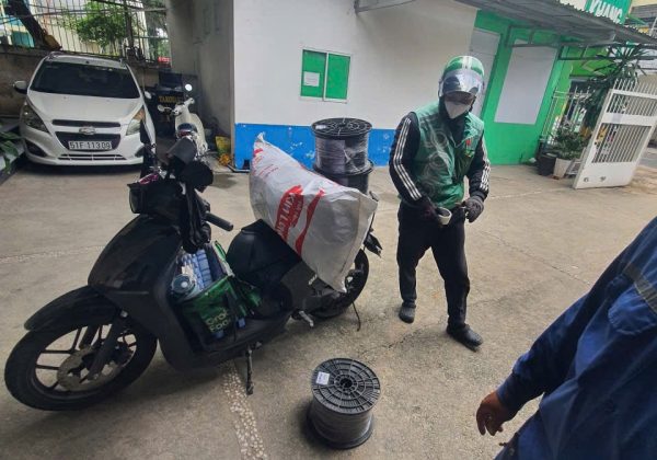 Anh Em nhận đồ tài trợ